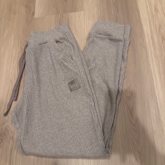 ALO Yoga Muse sweatpants - Picture 5 of 5